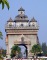 Der Triumphbogen in der laotischen Hauptstadt wurde zur Feier der Unabhängigkeit von Frankreich errichtet und erinnern entfernt an den Triumphbogen in Paris.