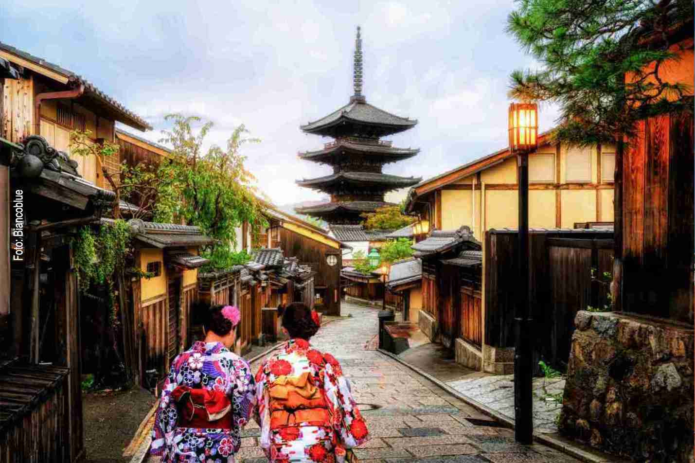 Mädchen in bunten Kimonos in Kyoto