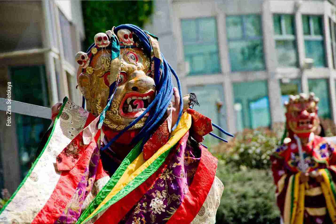 Cham-Tänzer in Roben und Masken