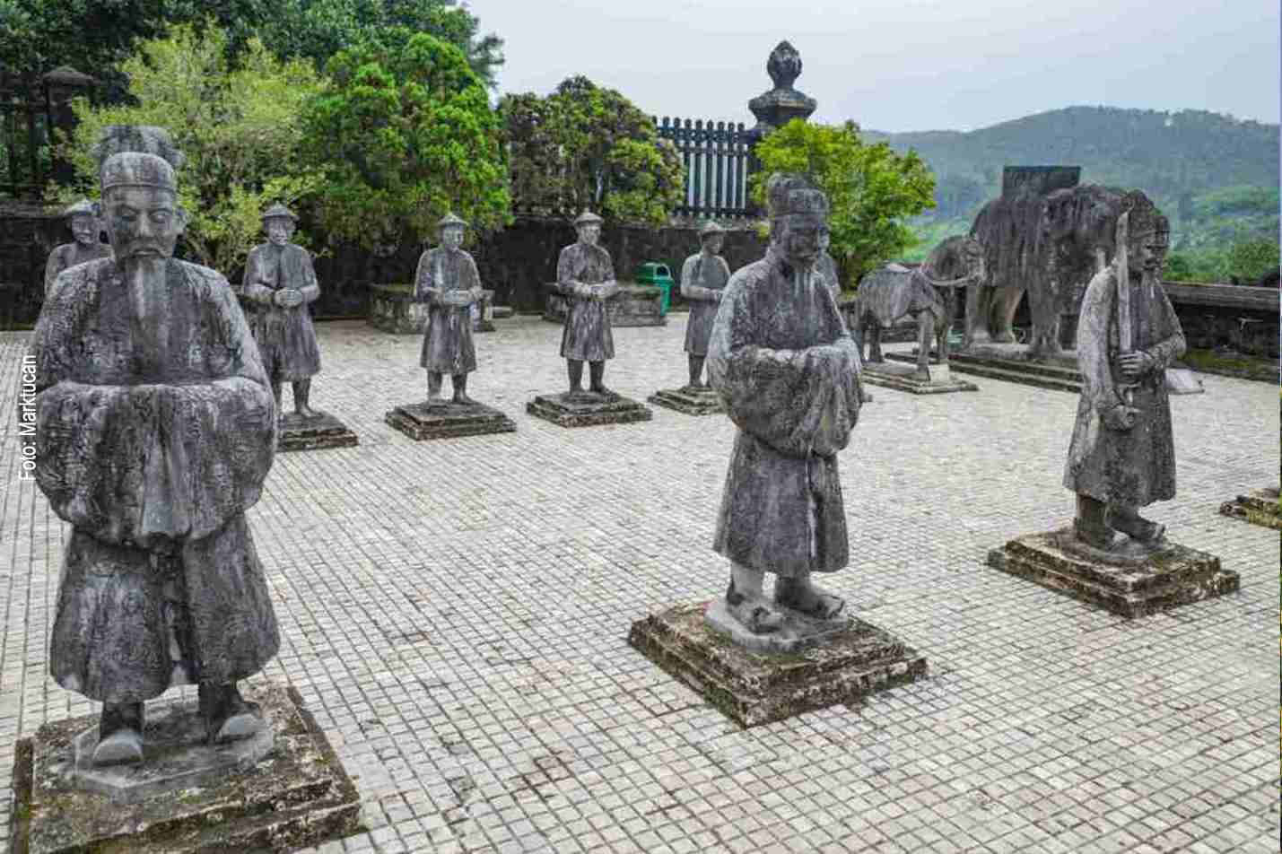 Bewachende Steinfiguren in Hue