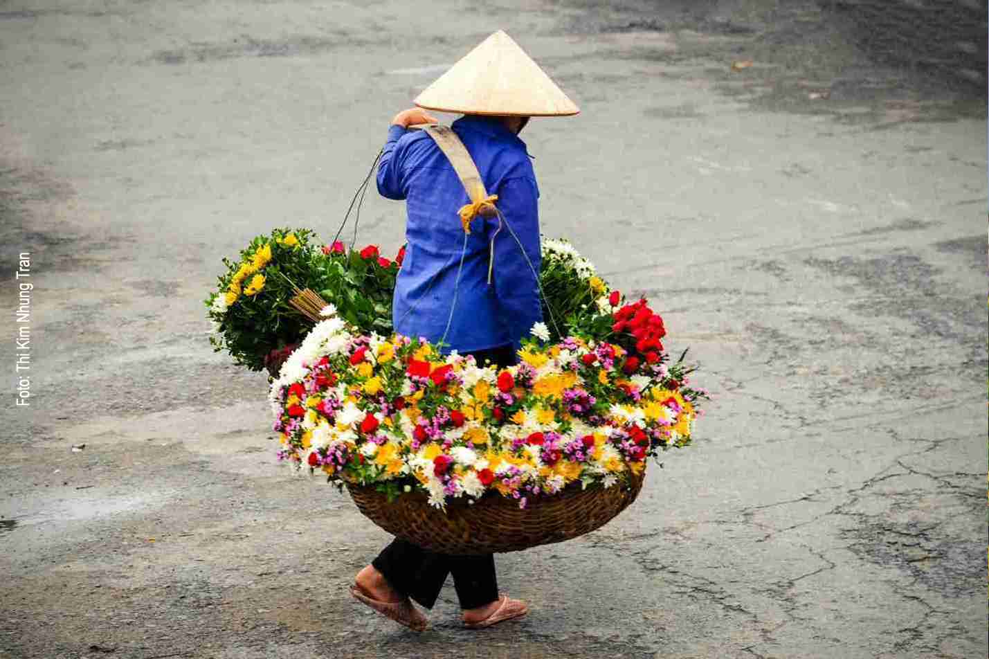 Blumenhändlerin auf einem Markt